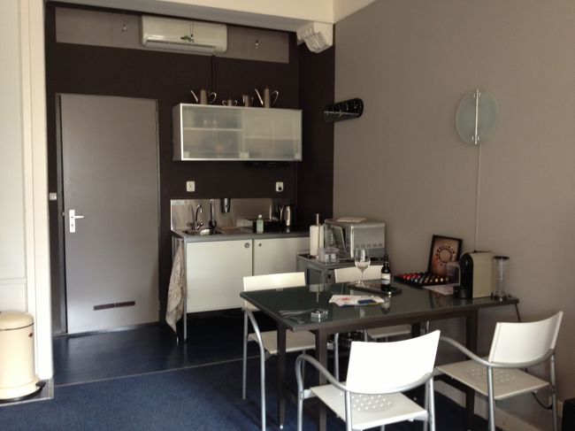 キッチンには、ひととおりそろっています。冷蔵庫の飲み物もフリー。<br />ウェルカムワインもありますが、お酒を飲まないのでチョコだけいただきます。他にも、エスプレッソ、紅茶など種類が豊富でうれしくなります。ロケーションが抜群に良く、お部屋も広く清潔で、設備も一人旅のわたしにはもったいないくらいです。一泊８０ユーロでした。<br /><br />オーナー夫妻（？）は、約２週間の日本旅行から２日前に帰国したばかりと言っておられました。とっても気さくな方たちでした。<br />