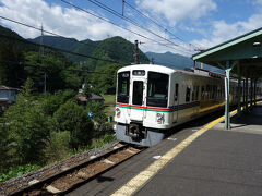 西武池袋駅からおよそ２時間。秩父鉄道・浦山口駅で電車を降りました。周辺に溢れる山や木々の緑が鮮やかです。ここから武甲山へのアタック開始です。