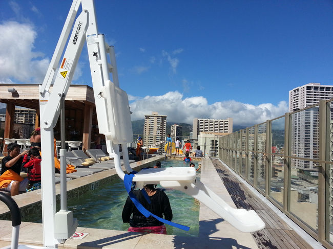 飲んでるのもつかの間、元気なチビにせがまれて狭い屋上プールに。<br />眺めは最高だよ！\(^o^)／