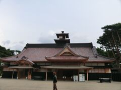 五稜郭公園内には、１４０年ぶりに蘇った函館奉行所。

公園の中心にある広場に、立派にたたずんでおられました。