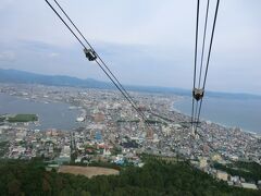 ロープウエーからの函館市街。

展望台からも綺麗ですが、ロープウエイからも良いです。
そして、函館山麓の教会あたりの風景は、ロープウエイからの方がよく見えます。