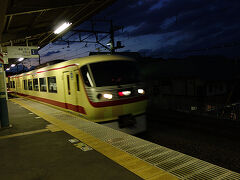 夜7時を過ぎ、辺りが暗くなってきた空を見上げながら横瀬駅まで歩きます。レッドアロー号に乗り込み池袋駅へ帰ります。