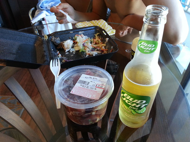 Hawaii一日目の夕食です。<br />ステーキシャークのプレート、Nico'sのPoke、バドライトライム。<br />もう、完璧です！\(^o^)／