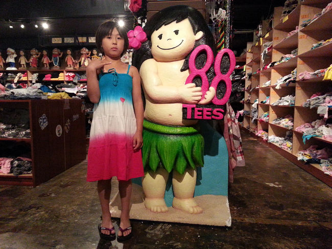 そして本日最後は日本に残してきたネーネのお土産を物色です。<br />だって、カラカウア通り渡るだけですから！(^o^)<br /><br />つづく