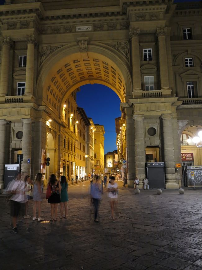 夜の市街を散策。