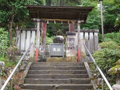 その奥には鎌倉幕府二代目将軍の源頼家の墓。
かなり質素です。