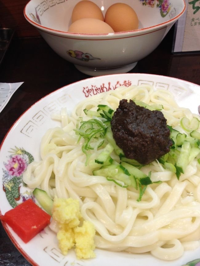 こちらがじゃじゃ麺（小）備え付けのラー油、酢、にんにくなどと混ぜ混ぜにして食べます。