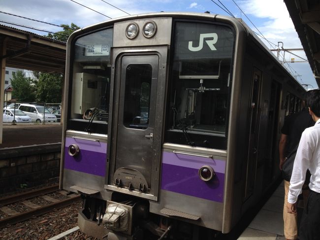 一ノ関から盛岡へ。ここでは争奪戦に負け席確保ならず。しかし車内に生花を持ってお墓参りと思われる親子を発見。狙い通りひと駅で下車されたので、無事盛岡まで座ることができました。<br /><br />しかしここまで風景を楽しむどころじゃなかったのが非常に残念。時期が時期なので仕方ないですね。