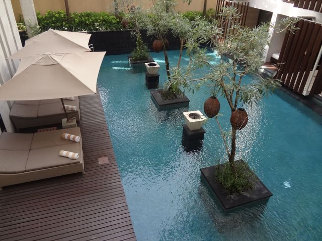 ホテル内のプール（各部屋の真ん中）