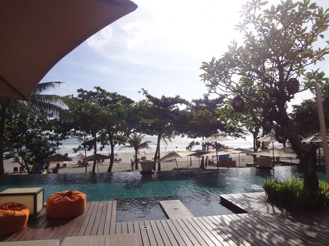 ホテル内のプール（レストラン前）