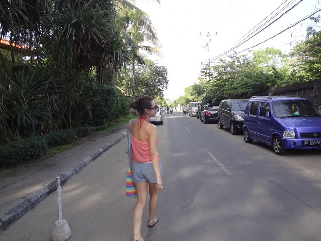 歩いてスミニャックのメインストリートに向かいます。<br />気分は最高！！