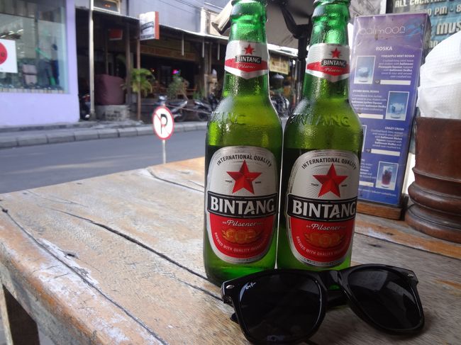 おなかすいたので、ホテルから出て右側にあるメキシカンレストランに入りました。<br /><br />とりあえずバリのビール、ビンタンを飲みます！