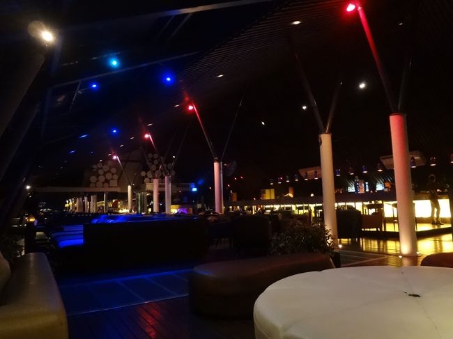 夜は着替えてホテルの屋上のBarへ。<br />名前はSOS。<br />すいてた・・・。<br />でも雰囲気はとっても良かったです。