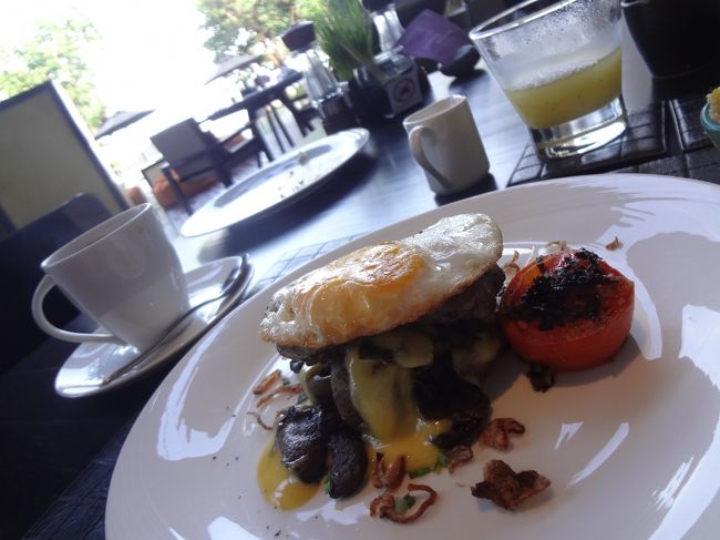 メイン料理は選べます。<br /><br />・・・ちなみに朝から私はステーキ選びました（笑）