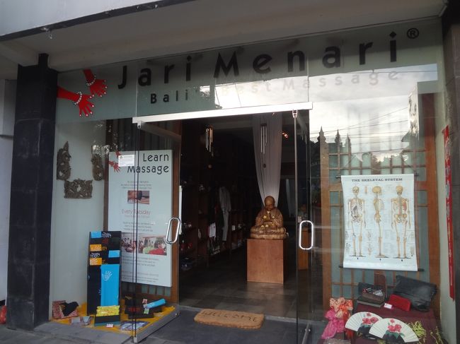 そのあとはジャリムナリというスパでマッサージ。<br /><br />このマッサージがびっくりなのです。<br /><br />バリ在住の友達からお勧めされて、予約して行ったんだけど<br /><br />なんと！！！<br /><br />ALL MENのFULL NUDEです<br /><br />オールメン・フルヌード<br /><br />そう、マッサージ師さんはみんな男で私たちは素っ裸！<br /><br />友達とどうする？ってなったのですが、せっかくだし<br />予約もしちゃってたし、そのままやってみよう！と<br />初体験です。<br /><br />マッサージはとてもうまかったけど、やっぱりちょっとどっか緊張しちゃって、寝たりはできませんでした。<br />友達は逆にドキドキして楽しかった！と言ってました。<br /><br />