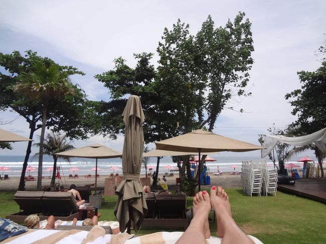 次の日はホテルプールの前のビーチベッドに寝っ転がって<br />日焼け〜。<br />本を読んだりしながらのんびりです。