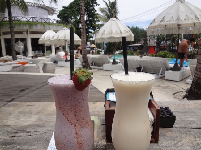 その後場所を移動して、コクーンビーチクラブへ。<br /><br />プールのついているレストランです。<br />ガイドブックに載っていてよさそうだったから行ったけど<br /><br />実際はそう良くもなかったな。<br />なんか・・・なんだろう。<br />もう行かないと思う。<br /><br />高いし。