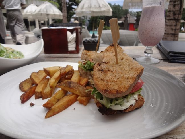 コクーンビーチクラブでランチ<br /><br />まぁまぁおいしいけどやっぱり高いよね。