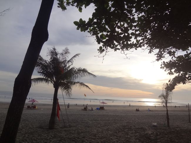 Sunset見るために<br />ホテルに戻ってビーチ沿いを散歩<br /><br />サンセットまでもう少し。