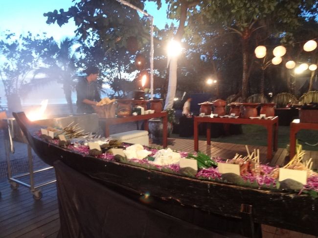 夜はホテルでBBQパーティーやってたので<br />それに参加しました。<br />食べ放題！<br />肉・シーフードいろいろありました。<br />しかもおいしい〜！！<br />