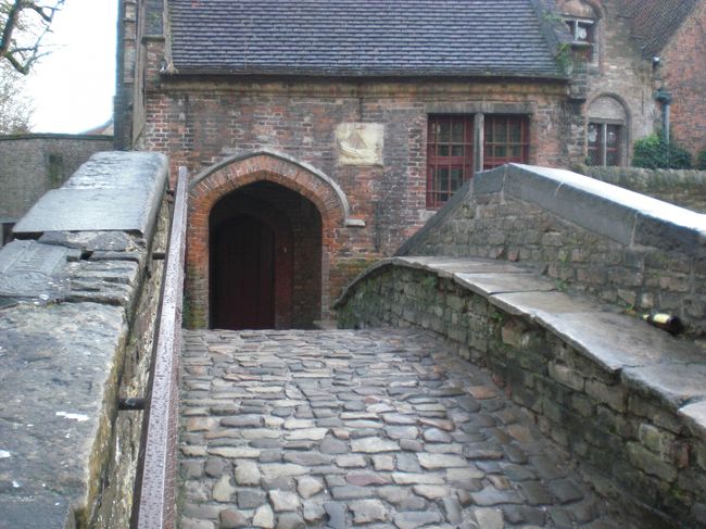 ちっちゃな石橋を渡ります。