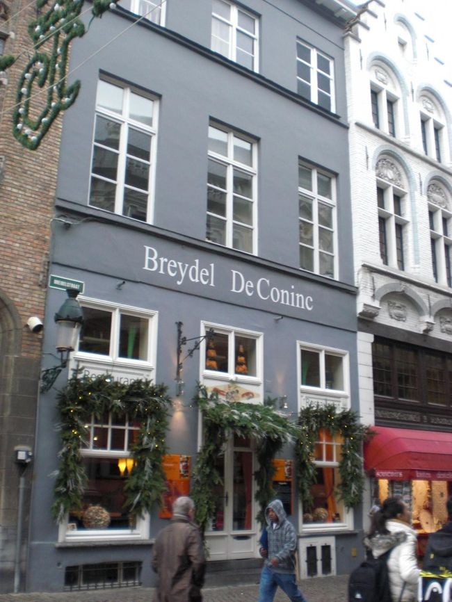 おなかがすいたので、ここで食事にしようとしたのですが、まだ準備中とのこと。