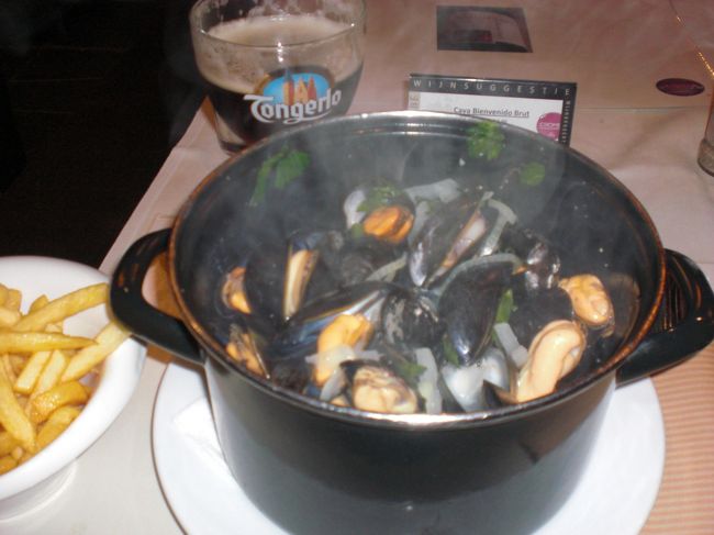 付近を歩いて、適当に入ったレストランにて。<br />ランチセットのムール貝とフリッツ。