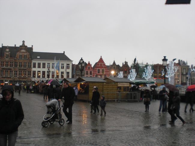 広場にはスケートリンクにクリスマスマーケットの屋台が出ていました。