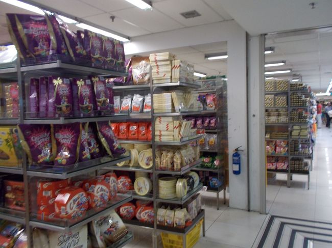 時間に余裕があり翌日に予定していたムスタファセンターへ行きました。<br />すごい人で混んでいました。写真は最終日のムスタファです。お土産売り場は最初の日はムスタファセンター2階にありましたが、最終日にタクシーがつけてくれたところは2階に石けん、かばんなどあり1階にお土産売り場がありました。入る場所でつながっていなく注意が必要です。個人的には空いている1階のお土産売り場がゆっくり見れてよかったです。