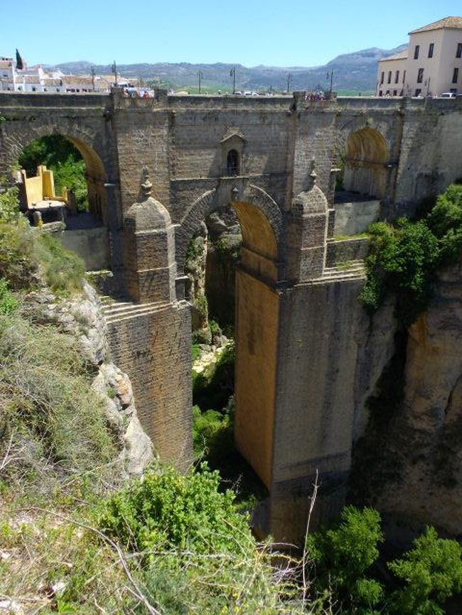 闘牛場を出てヌエボ橋へ