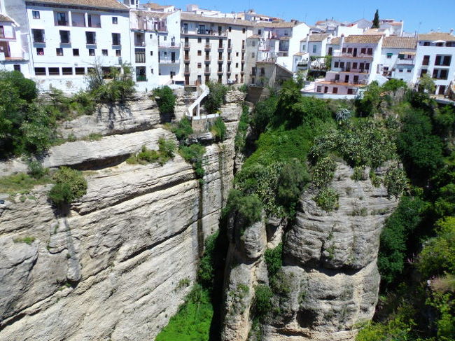 渓谷の上の町並み