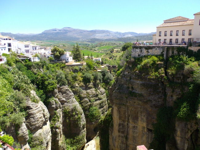 渓谷の上の町並み
