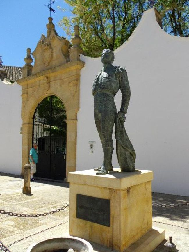 闘牛場前の闘牛士の銅像