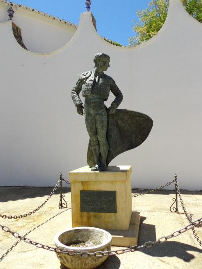 闘牛場前の闘牛士の銅像