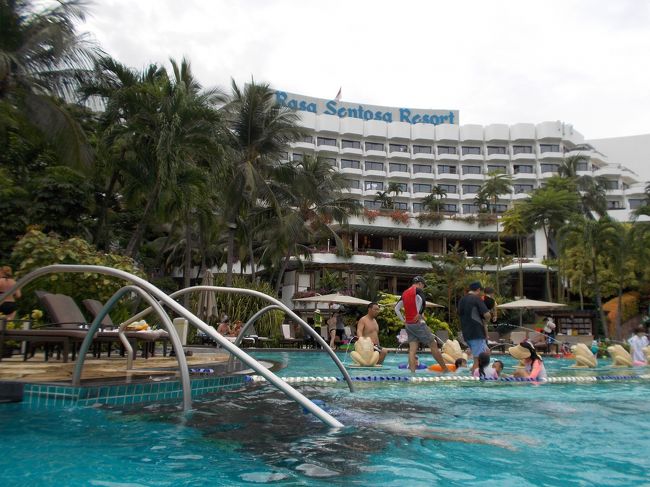 チェックイン1時間前にタクシーでホテルに戻るとラッキーな事にそのままチェックインしプールで遊びました、