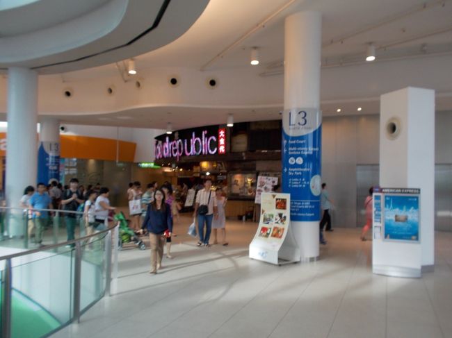 その後VIVOCITYへ。<br />フードパブリックで夕食をとりました。味は？？<br />手羽先がおいしいとネットであり食べたみたところ何本でも食べれそうな程とても美味しかったです。たくさんの手羽先を回転させながら焼いている所で奥の方の店です。はさみで半分にきってくれます。