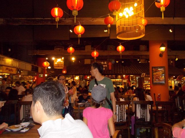 フードバブッリックです。この写真で左側奥に手羽先の店があります。