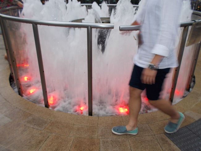 予約していたjumboまで時間があるためサンティクシティの風水パワーに満ちた「富の泉」にいきました。願いを込めて右手で噴水の水に触れたまま3周すると、願い事が叶う・金運がアップするというジンクスが存在するそうです。前日に行ったときは中に入れませんでしたが翌日は解放されていてたくさんの人が水にふれまわっていました。夜はショーがあるようです。<br />