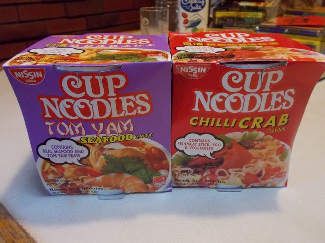 サンティクシティにあるgiant supermarketにいき、おみやげに人気のある日清のトムヤムクンのカップヌードル6個買いこれからJUMBODE<br />食事のためチリクラブのカップヌードル翌日に買う事にしました。<br />しかし翌日にいくとトムヤムクンのカップヌードル、あれほどあったチリクラブのカップヌードルがひとつもなくなっていました。<br />帰国日にマリーナショッピングセンター1階にあるセブンイレブンに偶然にもたくさんあり買う事が出来ました。<br />他のセブンイレブンでは自社製品しかない所が多かったです。<br /><br />