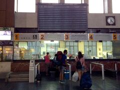 荷物を持って、徒歩10分ほどでテッサロニキの駅へ。

乗り場は前日切符売り場の人に教えてもらっていたけれど、
慎重な連れが、いちおうボードで確認すると、、
ソフィア行きだと思っていた列車はアレキサンドルポリス行きだった！
地図で、アレキサンドルポリスの場所を確認すると、
途中でぐにっと左にまがったトルコ国境の手前あたり！
再度窓口で聞いてみると、途中で乗り換えするらしい。
乗り換え駅を聞くと、みんな乗り換えるからすぐわかるわよ〜、
とか、そんな感じだったらしい。
そんなこと、切符を買った時には教えてくれなかったのに。。。