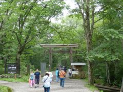 戸隠神社の奥社および九頭龍社に至る参道の入口。
約2kmにわたり上り道が続きます。