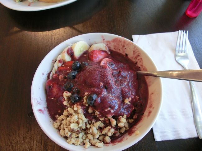 　アサイーボウル、ワッフル、サンドイッチなどがあり、<br />どれも、スモールサイズからあります。<br /><br />　日本人向けかもしれませんね。おいしかったです。