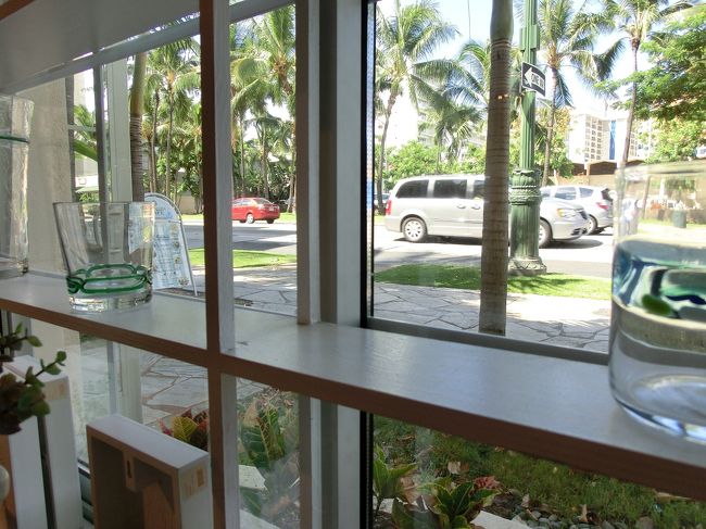 　お店の窓越しにトロリーを眺めながら。<br /><br />　日本人ばかりかなーと思っていたのですが、ロコの人や<br />アジア系の人もいて賑わっていました。