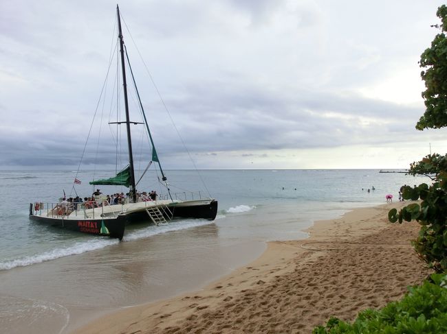  今日もハワイは蒸し暑く、少し歩いただけで汗が出ます。<br />カラッとした気候が好きなのですが･･･。<br /><br />　ホテルで少し休んでから、ビーチ沿いを散歩に。<br /><br />　ハレクラニとシェラトンワイキキの間の路を抜けると<br />すぐにビーチです。