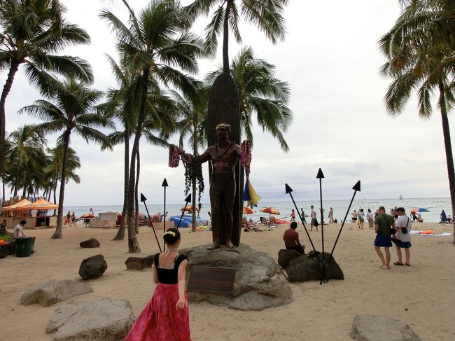 　そして、定番の　デューク・カハナモク像<br /><br />　いつも人気があり、誰かが記念撮影をしています。