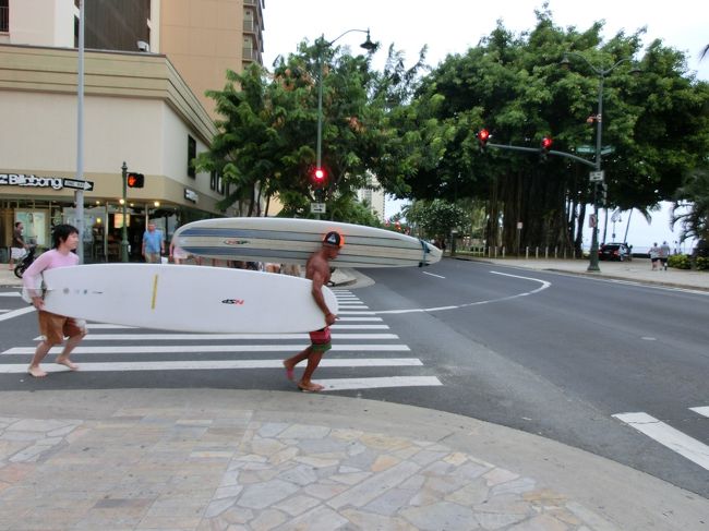 　カラカウア通りを散歩。<br /><br />　夕方ですが、これからサーフィンですか？