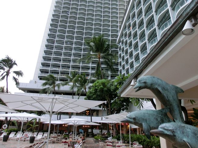 　シェラトンプリンセスカイウラニホテル。<br /><br />　３年前、初めてのハワイの時にお世話になりました。<br /><br />　建て直して改装するという話だったのですが、なぜか<br />ロビーやフロントはキレイに改装されていました。<br /><br />　取り壊しの話はどうなったの？？