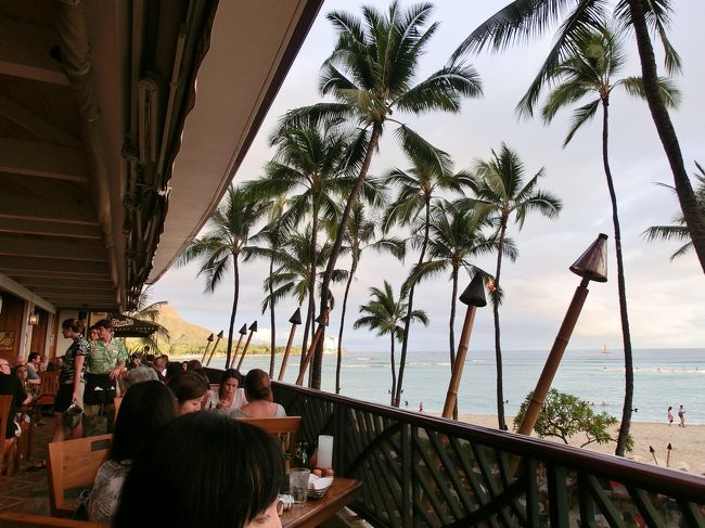 最後の夜は、いつもここで食事します。<br />　アウトリガーワイキキオンザビーチ２階のフラグリルです。<br /><br />　まだサンセットの前の雰囲気のビーチを２階から眺めながら<br />食事できるのが好きです。<br /><br />　遠くには、ダイヤモンドヘッドが見えます。