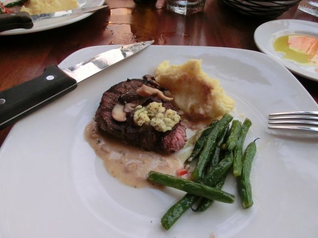 　そして、ステーキ。<br /><br />　いくつかある、ステーキの中から「一番小さいのはどれ？」と<br />聞いたら、「え？」とビックリしていましたが、丁寧に教えてく<br />れました。<br /><br />　二人でシェアしたい、と伝えたら、二つのお皿に分けて持って<br />きてくれました。ちょうどいい分量でした。<br />　Ｔボーンステーキを食べている人もいましたが･･･あれはムリ。<br />大きすぎます。<br /><br />　食事はおいしいし、こういう気遣いをしてくれるので、好きな<br />レストランです。