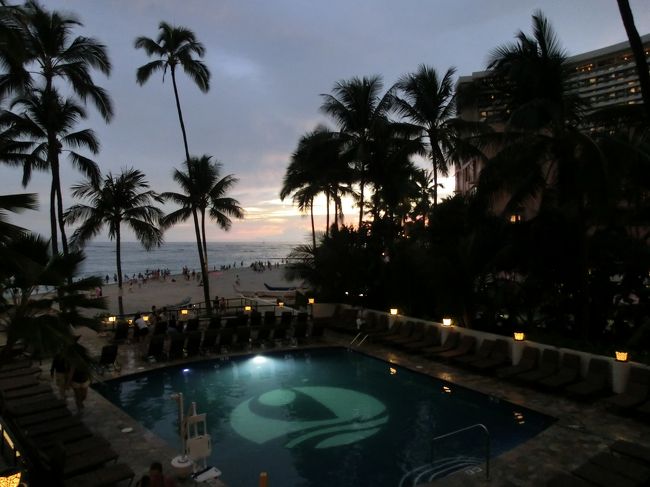 　プールもきれい。<br /><br />　ビーチにはまだたくさんの人が散歩したり泳いだり。